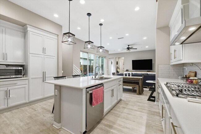 Building Photo - 155 Spectacle