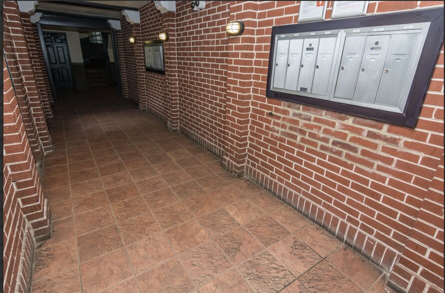 Building Photo - 8237 S Ingleside Ave