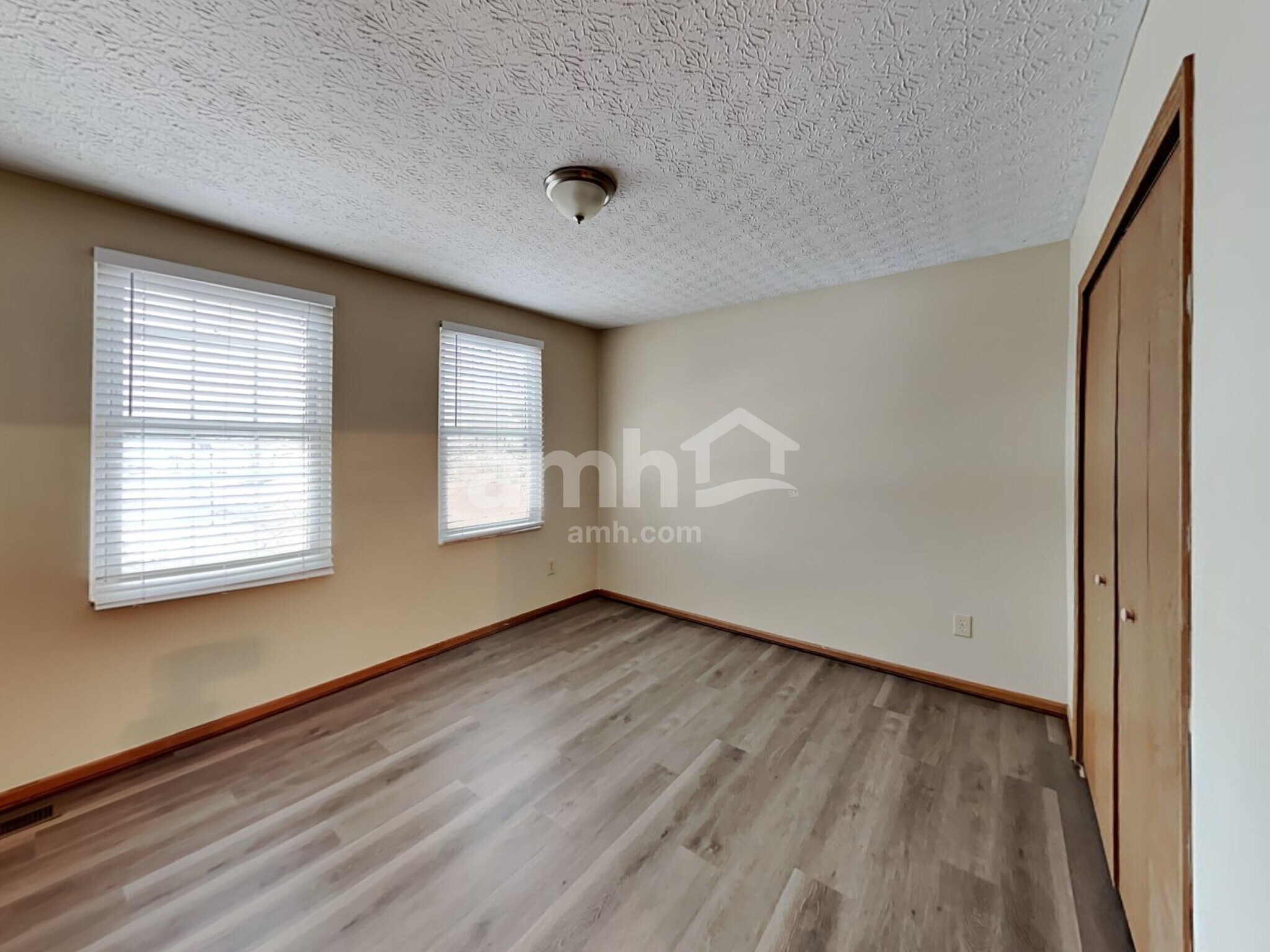 Building Photo - 254 Oxford Dr SW