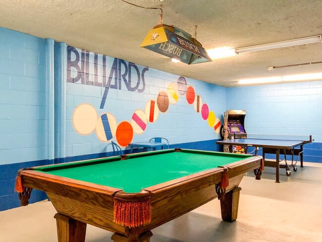 Building Photo - 8817 S Thomas Dr