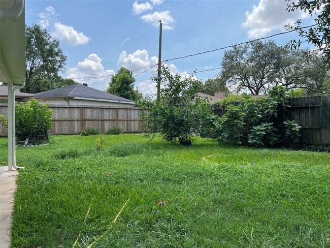 Building Photo - 8831 Hendon Ln