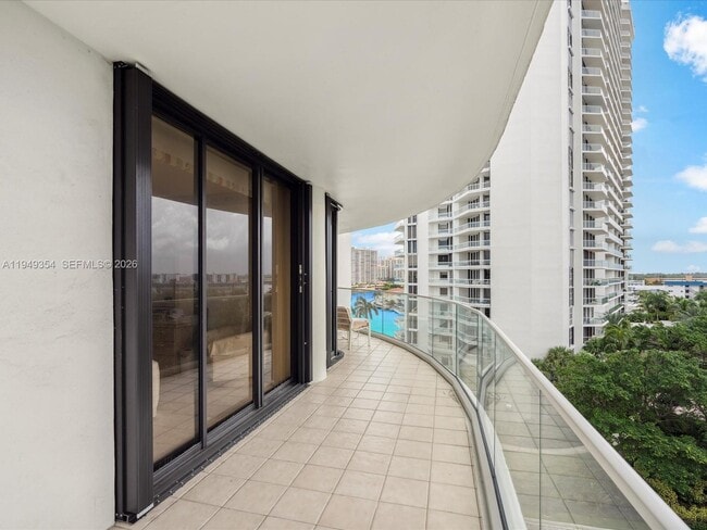 Building Photo - 2800 Island Blvd