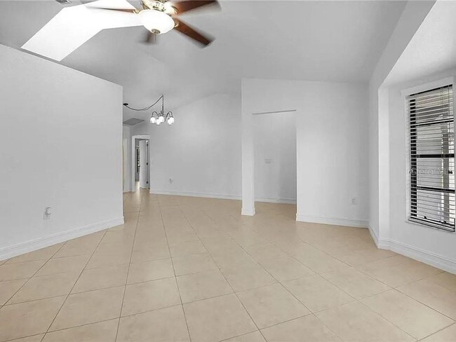 Building Photo - 367 Mendoza St