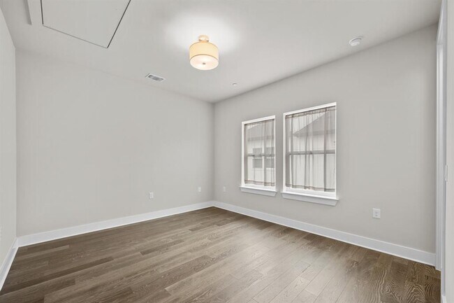 Building Photo - 1211 Shore District Dr