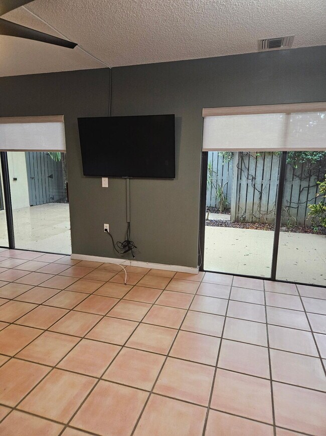 Building Photo - 1700 Embassy Dr