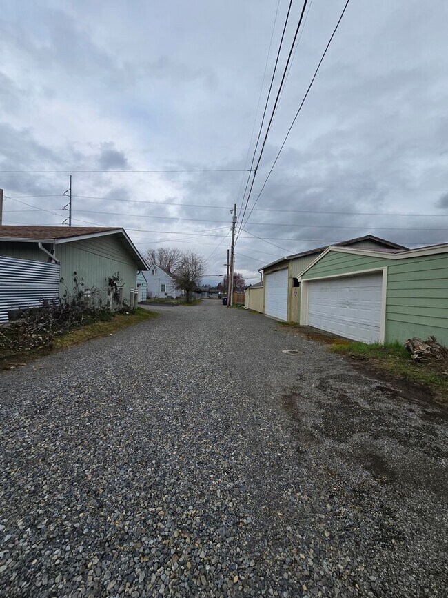 Building Photo - 2 Bedroom Duplex with Basement & 2-Car Garage