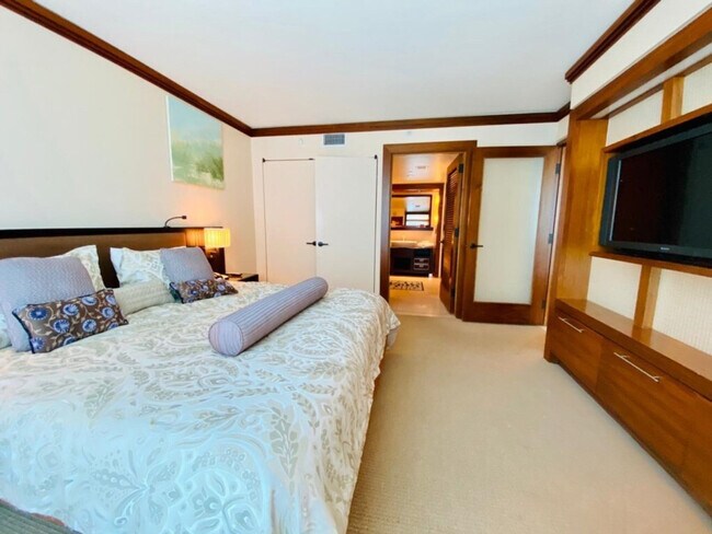 Building Photo - 6801 Collins Ave