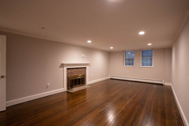 Building Photo - No place like THIS LISTING!! 8 bed 5.5 bath!