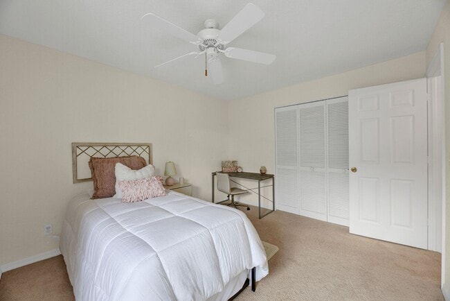 Building Photo - 3/2 Condo available in Emerald Bay!