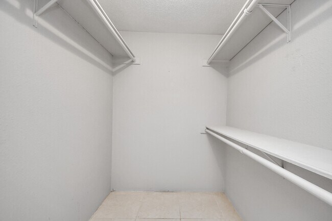 Building Photo - 9700 Leawood Blvd