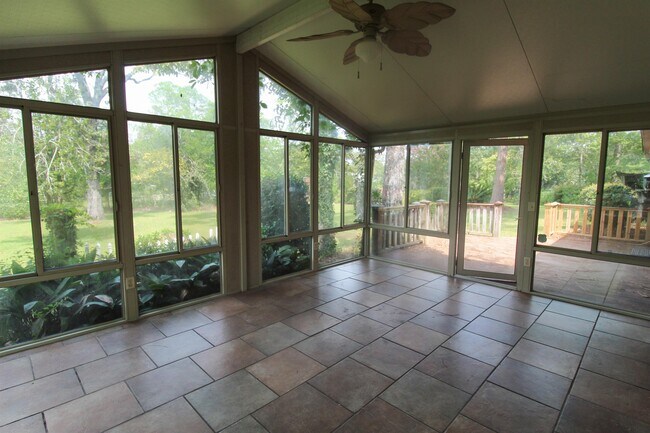 Building Photo - 209 Belair Dr