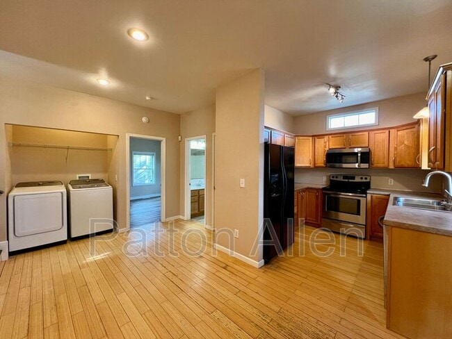 Building Photo - 80 Oakwood St