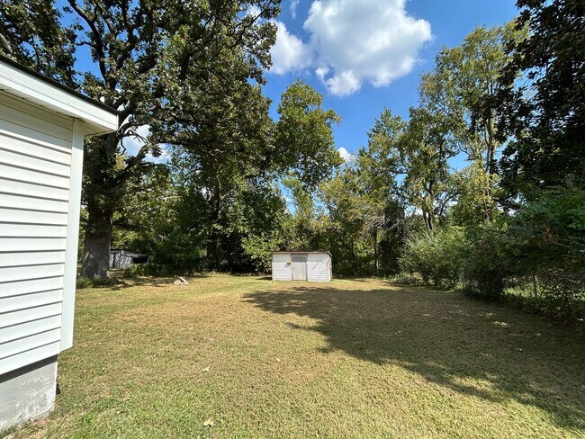 Building Photo - 2 Bed 1 Bath House - Walking Distance to D...