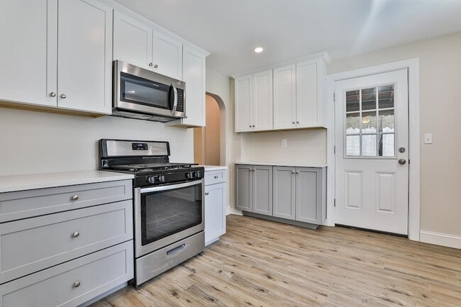 Building Photo - 139 Greeley St