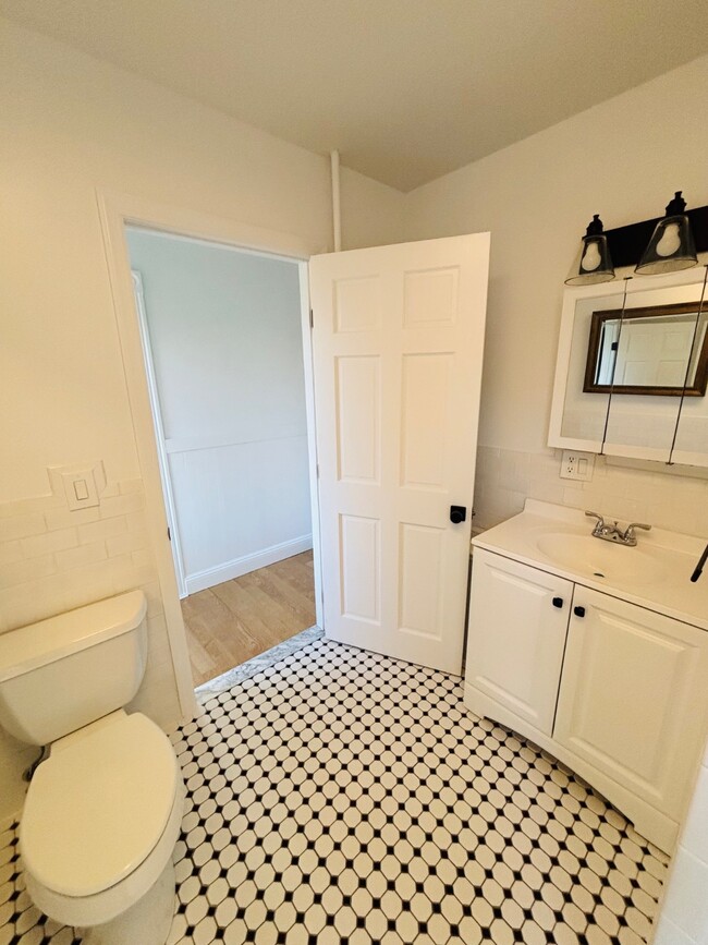 Building Photo - 420 Littleworth Ln