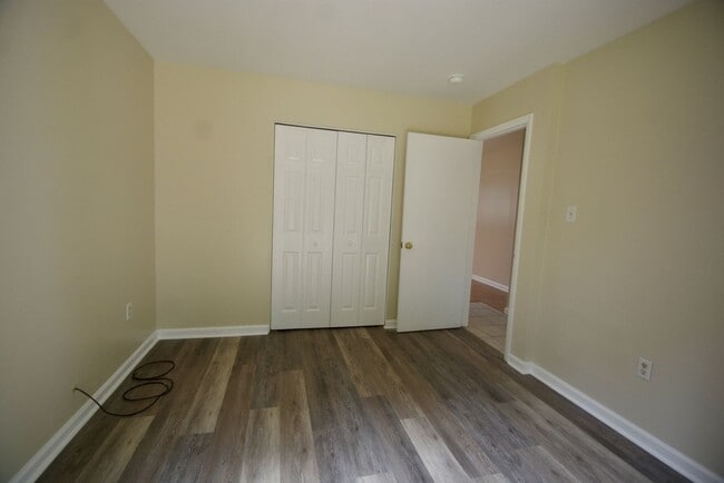 Building Photo - Great - 1 BEDROOM - Bright Open Floor Plan !!
