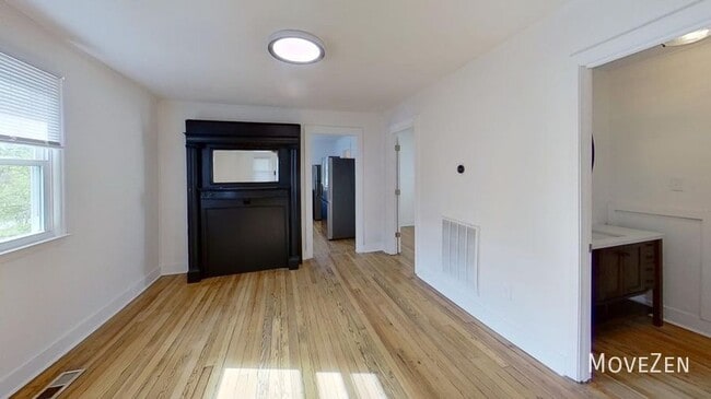 Building Photo - 1710 Oakwood Ave