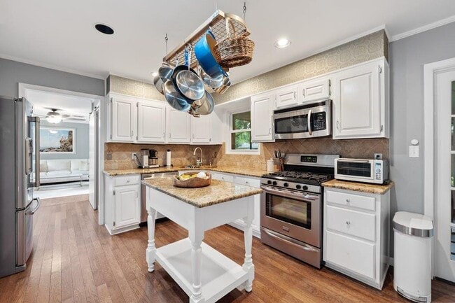 Building Photo - 2609 Friar Tuck Ln