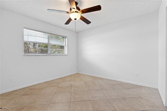 Building Photo - 2118 SE Edler Dr