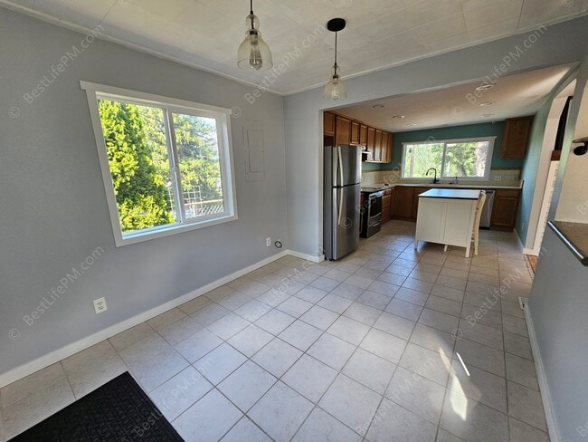 Building Photo - 408 SE Kibling St