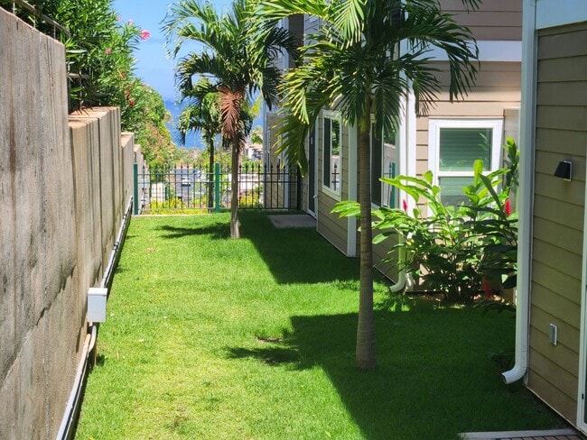 Building Photo - Luxury 3/2 Grated Community in South Kihei.