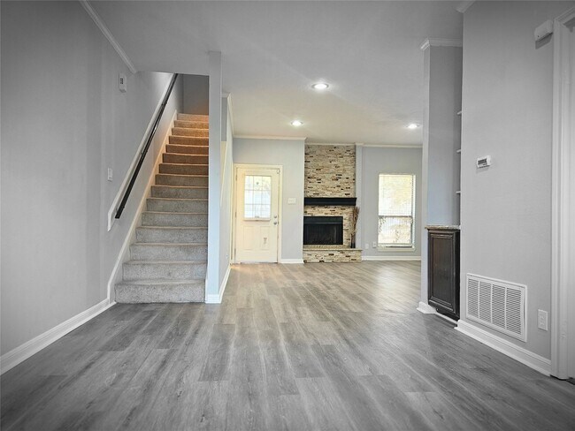 Building Photo - 11710 Southlake Dr