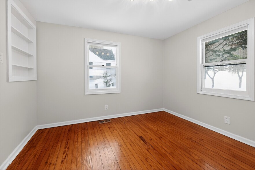 Building Photo - 615 Monroe Tpke