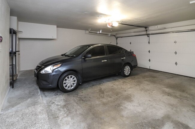 Building Photo - Lovely South Tulsa location close to shopping and restaurants