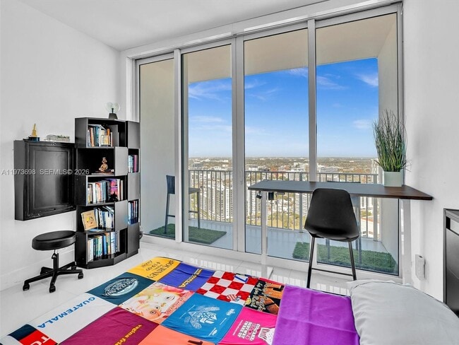 Building Photo - 2020 N Bayshore Dr