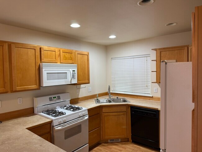 Building Photo - 1608 Hollow Dale Pl