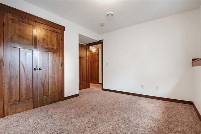 Building Photo - 2425 Lake Ct