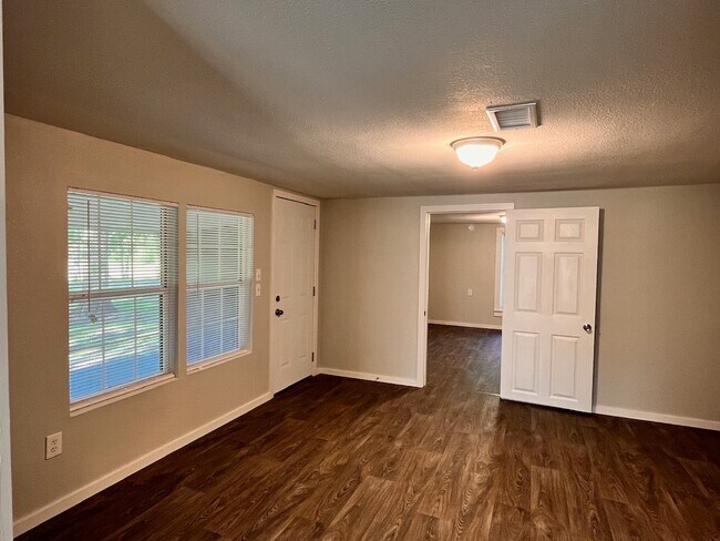 Building Photo - 4069 Villa Rd