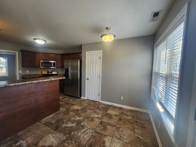 Building Photo - $2500 - 5 Bedrooms 3 Baths + Bonus Room