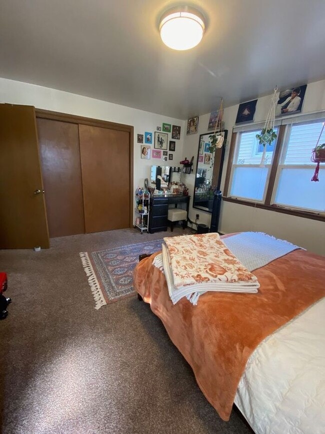 Building Photo - $1,300 | 2 Bedroom, 1 Bathroom Apartment |...