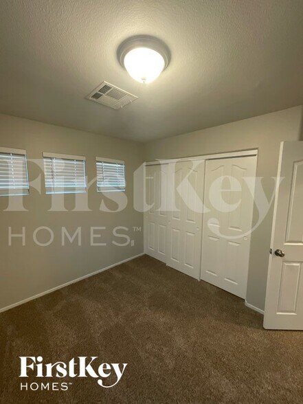 Building Photo - 1008 E Oceanwood Ave