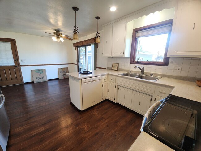 Building Photo - Family-Friendly 3BR Ranch with Home Office...