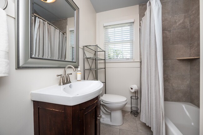 Building Photo - 114 Newman St