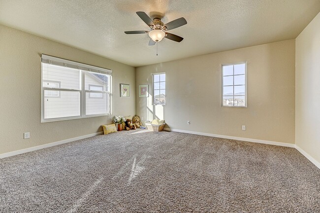 Building Photo - HUGE SIX (6!!!) BD HOME IN LORSON RANCH!