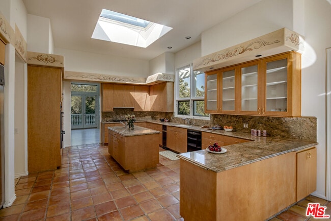 Building Photo - 3780 1/2 Multiview Dr