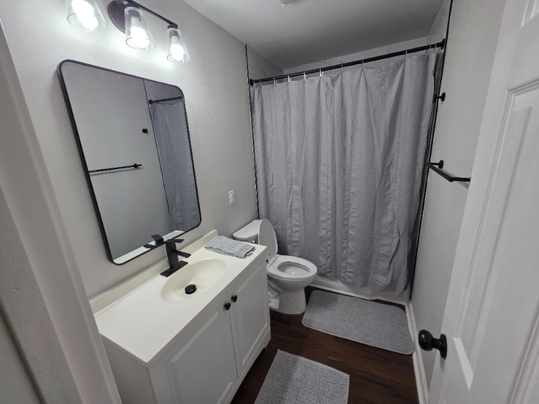 Building Photo - 704 S Kansas Ave