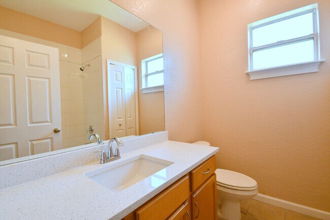 Hall Bath - 2881 Fontainebleau Ave SE