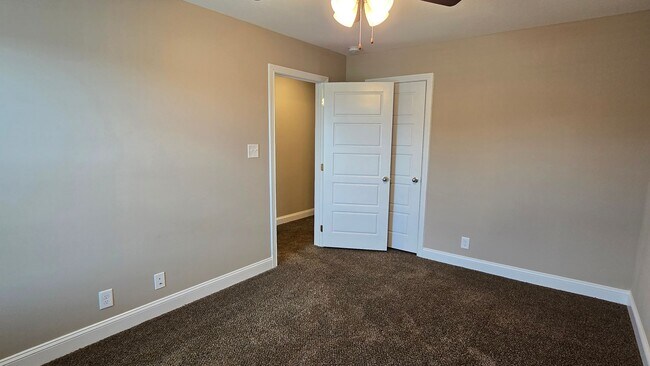 Building Photo - Beautiful 3 BDS 2 BA with fenced in yard