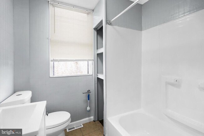 Building Photo - 958 E Russell St