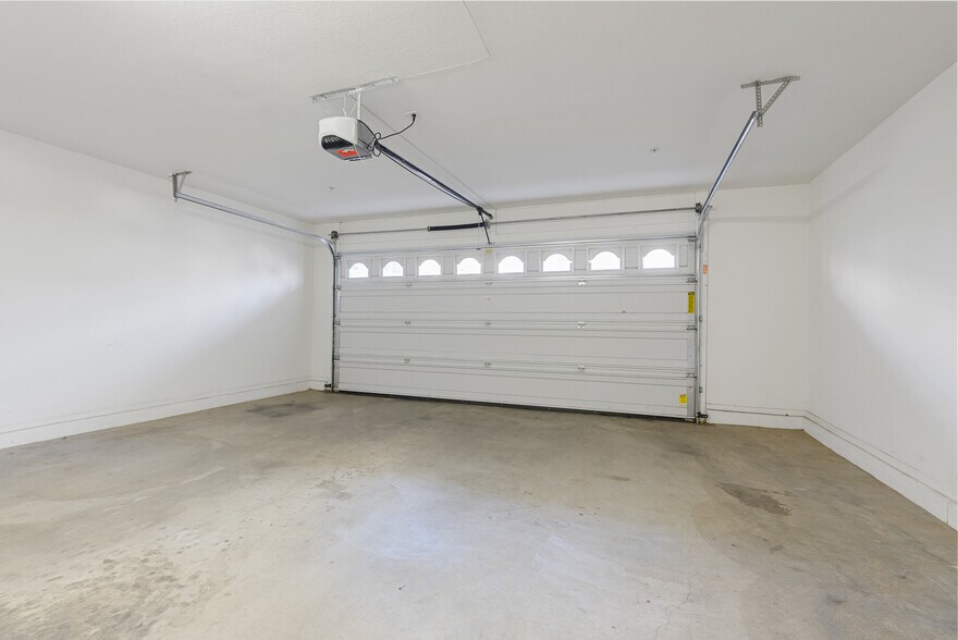 Building Photo - 2150 W Alameda Rd