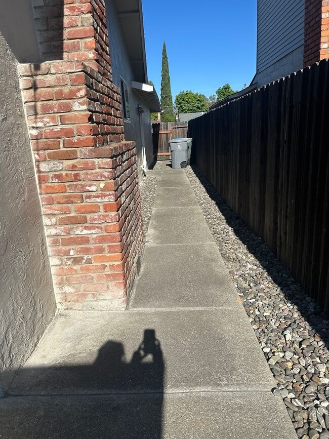 Building Photo - Updated Home