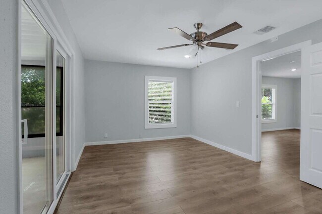 Building Photo - Charming and Spacious 4 Bedroom Home with ...