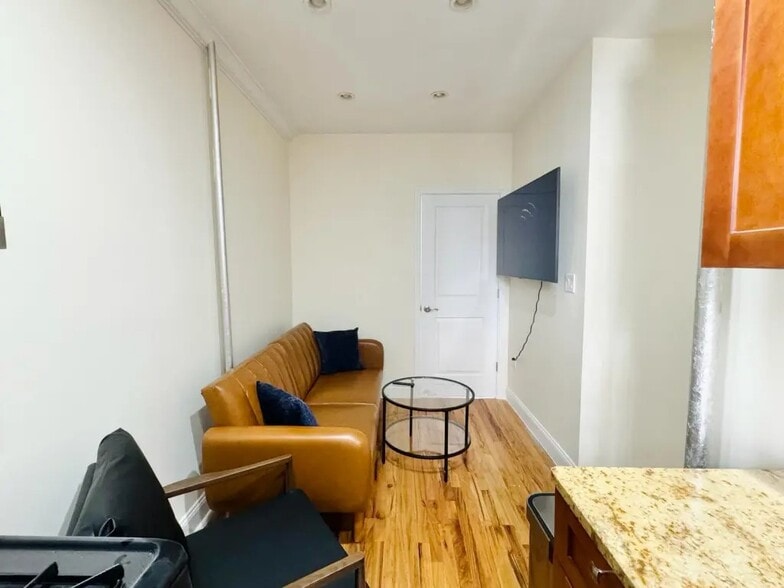 Building Photo - Furnished room/NOT APARTMENT