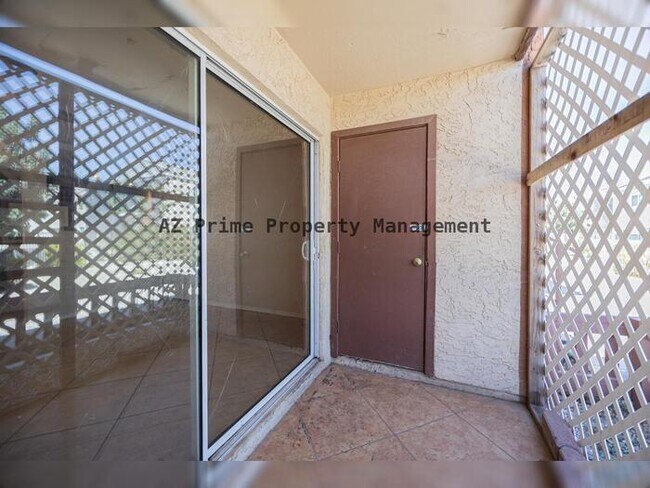 Building Photo - 2121 W Royal Palm Rd