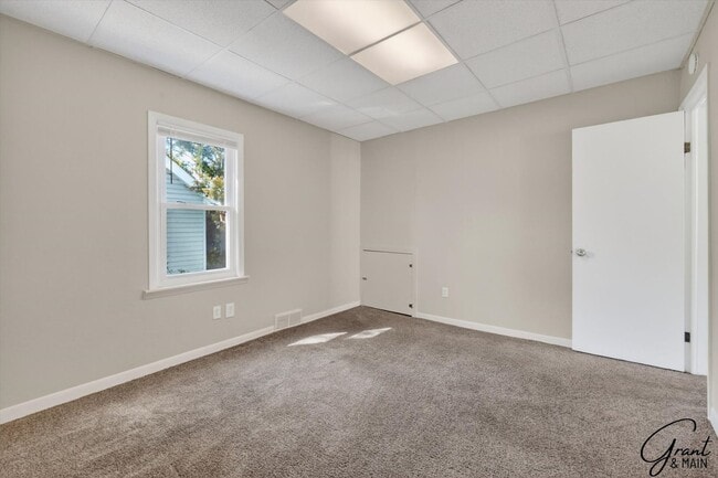 Building Photo - $1450 4 Bedrooms