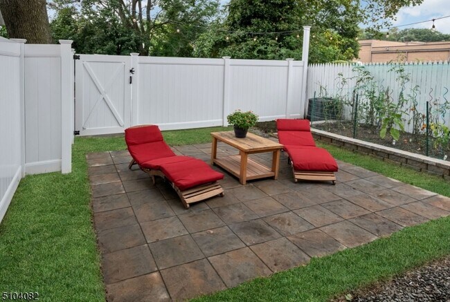 Building Photo - 204 Forest St